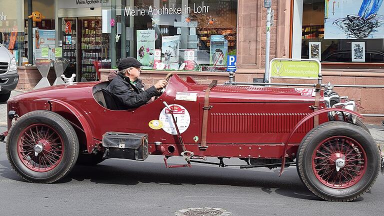 Unterwegs zum Lohrer Schlossplatz ist dieser Riley 12/4 Racing Sports Special, Baujahr 1936, der Familie Welz aus Bad Mergentheim.