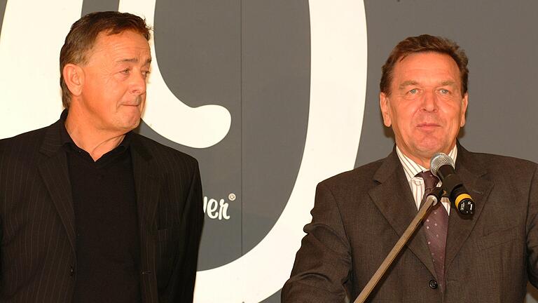 Gute Freunde seit Jahrzehnten: Gerhard Schröder 2013 bei Bernd Freier in Rottendorf (Lkr. Würzburg).