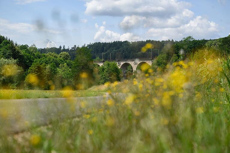 Das charakteristische Sandstein-Viadukt zwischen Obersinn und Jossa hat zwei Weltkriege überstanden. Vor 150 Jahren wurde es in Betrieb genommen. Das charakteristische Sandstein-Viadukt zwischen Obersinn und Jossa hat zwei Weltkriege überstanden. Vor 150 Jahren wurde es in Betrieb genommen.