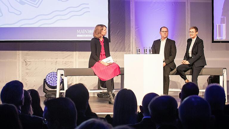 Im Gespräch mit Redakteurin Meike Schmid (li.): die beiden neuen Geschäftsführer der Mediengruppe Main-Post, Bernd Riedel und Renate Dempfle. Im Gespräch mit Redakteurin Meike Schmid (li.): die beiden neuen Geschäftsführer der Mediengruppe Main-Post, Bernd Riedel und Renate Dempfle.