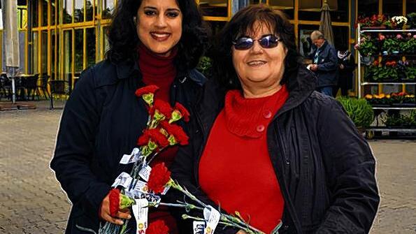 Das Bild zeigt die Bundestagskandidatin Homaira Mansury (links) und die SPD-Ortsvorsitzende (Veitshöchheim) Gertraud Azar.