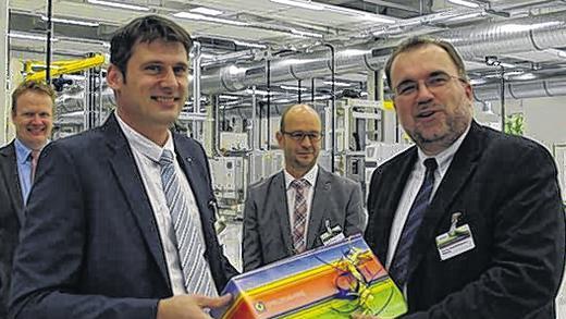 Gastgeschenk: Jörg Geier von der Wirtschaftsförderung des Landkreises hatte ein Modellauto für Siemens-Vorstand Siegfried Russwurm (rechts) als Erinnerung dabei.