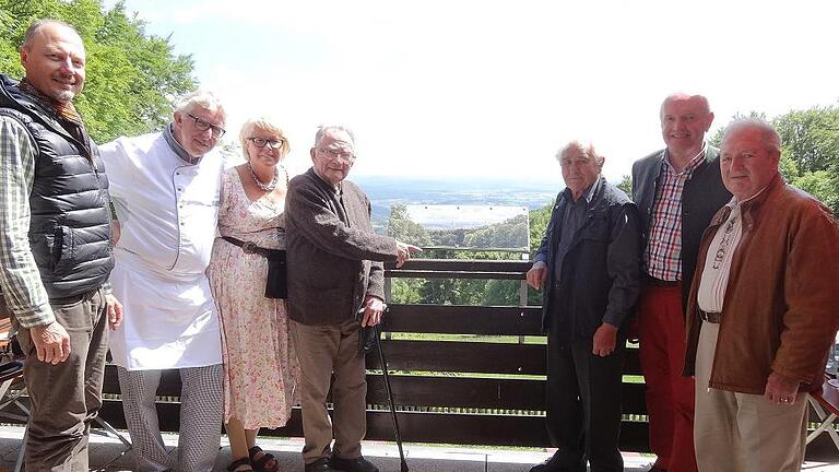 Die hat hier noch gefehlt: Über die neue Tafel auf der Terrasse des Neustädter Hauses freuen sich (von links) Klaus Spitzl, das Pächterehepaar Markus und Christina Kneipp, Gottfried Miller, Ludwig Rothaug, Thomas Habermann und Paul Trammer.