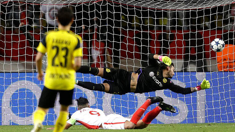 AS Monaco - Borussia Dortmund       -  Monacos Radamel Falcao (am Boden) köpft das 2:0 gegen Dortmunds Torhüter Roman Bürki. Foto: Claude Paris