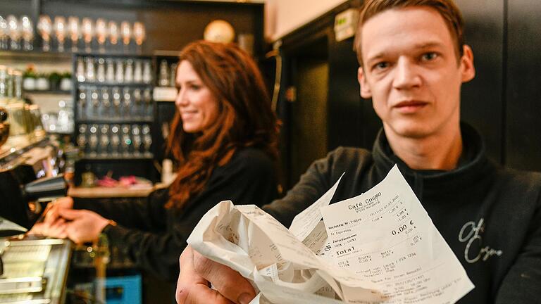 Laura Kelly und Gregor Henneberger vom Cafè Cosmo halten nichts von der Anfang des vergangenen Jahres eingeführten Bonpflicht.