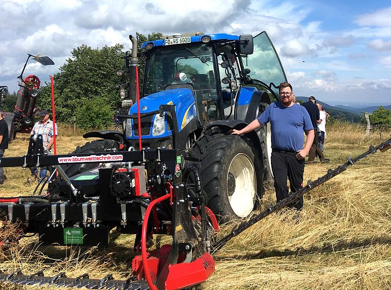 Landwirt Walter Schneider ist überzeugt von seinem Neun-Meter-Schmetterlingsmähwerk.