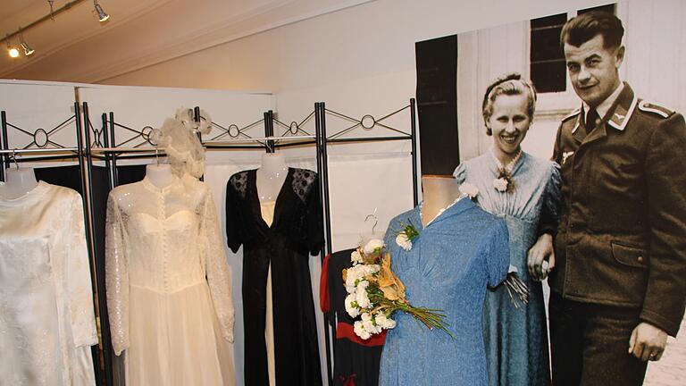 Auch Hochzeitsmode aus verschiedenen Jahrzehnten ist in der Ausstellung 'Verliebt, verlobt, verheiratet – und was davon übrig bleibt' im Museum Malerwinkelhaus zu sehen. Auch Hochzeitsmode aus verschiedenen Jahrzehnten ist in der Ausstellung 'Verliebt, verlobt, verheiratet – und was davon übrig bleibt' im Museum Malerwinkelhaus zu sehen.