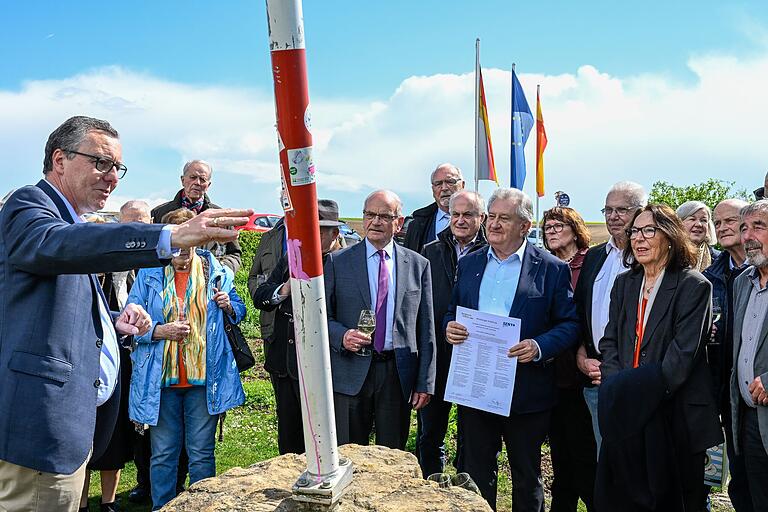 Veitshöchheims Bürgermeister Jürgen Götz (CSU, links) schilderte den Vertreterinnen und Vertretern der Senioren-Union, wie es zum EU-Mittelpunkt in Gadheim kam. Veitshöchheims Bürgermeister Jürgen Götz (CSU, links) schilderte den Vertreterinnen und Vertretern der Senioren-Union, wie es zum EU-Mittelpunkt in Gadheim kam.