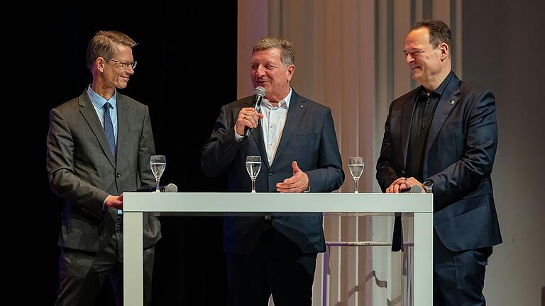 Stolz auf die Leistungen der SWG: (von links) Schweinfurts Oberbürgermeister Sebastian Remelé (CSU), der bayerische Bauminister Christian Bernreiter sowie SWG-Geschäftsführer Alexander Förster. Stolz auf die Leistungen der SWG: (von links) Schweinfurts Oberbürgermeister Sebastian Remelé (CSU), der bayerische Bauminister Christian Bernreiter sowie SWG-Geschäftsführer Alexander Förster.