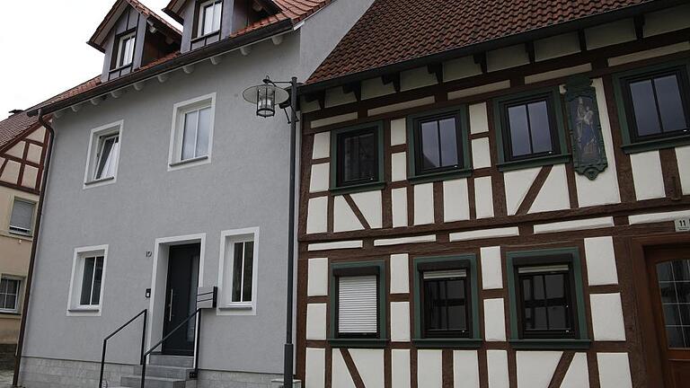 Das Haus in der Mitte am Marktplatz in Stadtlauringen wurde neu gebaut, nachdem der Vorgängerbau abgebrannt war. Mit der kommunalen Förderung und Hilfestellung war Bauherr Edwin Roth sehr zufrieden. Das Haus in der Mitte am Marktplatz in Stadtlauringen wurde neu gebaut, nachdem der Vorgängerbau abgebrannt war. Mit der kommunalen Förderung und Hilfestellung war Bauherr Edwin Roth sehr zufrieden.