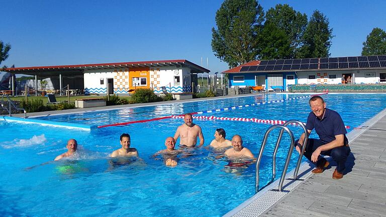 Zum Auftakt zur Einführung der gegenseitigen Anerkennung der Eintrittskarten gingen im Gelchsheimer Freibad am Gaubahnradweg (von links) Roland Nöth, Björn Jungbauer, Helmut Krämer, Thomas Eberth, Roman Menth und Stefan Hemmerich baden, während Peter Juks lieber im Trockenen blieb.