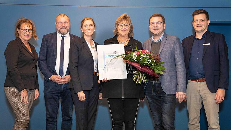 Bei der Ehrungsveranstaltung zur Aktion 'Vorstand des Jahres' kürzlich in Zell am Main (v.l.): Sandra Handke (Landratsamt), Landrat Thomas Eberth, Judith Roth-Jörg (Bürgermeisterin Würzburg), Martina Pfister (Preisträgerin Sonderpreis), Torsten Schleicher (Main-Post) und Stefan Hebig (Sparkasse Mainfranken).&nbsp;