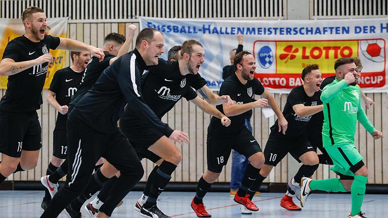 Die Rottendorfer Spieler rennen nach ihrem Sieg im Sechs-Meter-Schießen im Finale der Hallen-Bezirksmeisterschaft über die FT Schweinfurt jubelnd los. An diesem Samstag tritt der TSV beim bayerischen Landesfinale um den Lotto Bayern Hallencup in Amberg an.