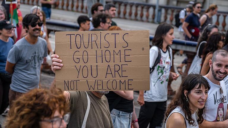 Demonstration gegen Massentourismus in Barcelona       -  Am Sonntag ist wieder eine Demonstration gegen die Auswüchse des Massentourismus auf Mallorca geplant.