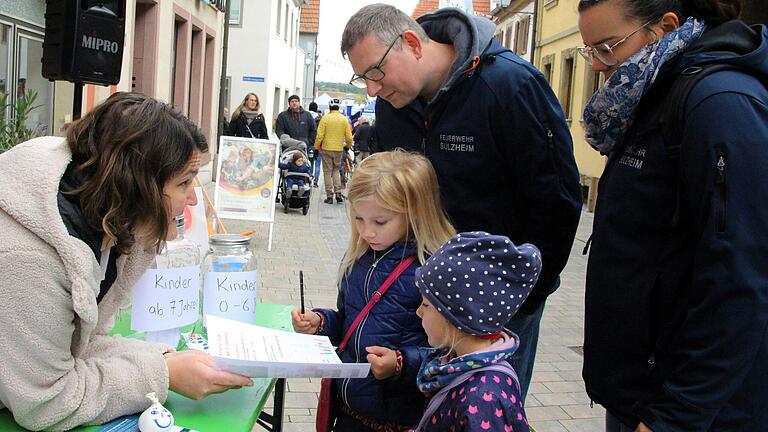 'Wie viele große Gullideckel gibt es in der Spitalstraße?' Am Stand des Familie Mainschleife e.V. warteten viele knifflige Fragen auf die kleinsten Besucher und es gab viele Preise.