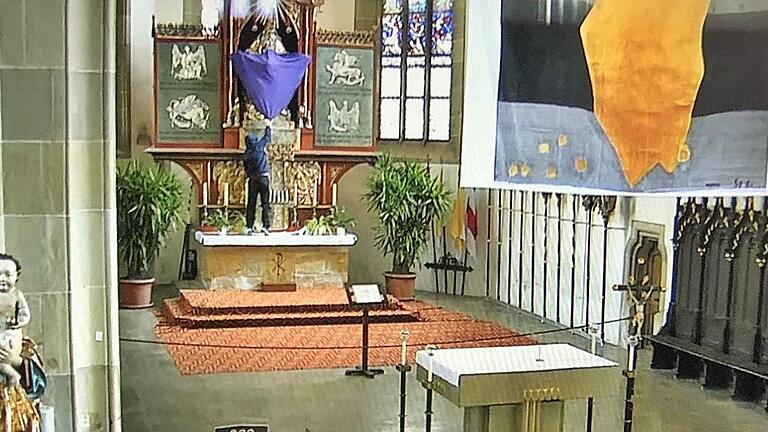 Die Videoüberwachungsanlage der Stadtpfarrkirche Bad Königshofen zeichnete den Vandalismus im Jahr 2021 genau auf. Dabei konnten die Täter erkannt und schnell gestellt werden.