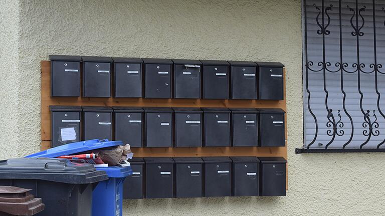 Viele Mieter, viel Ärger. Nachbarn der Immobilien Waldsiedlung 4 und Heuweg 41 in Mühlbach beklagen nächtliche Ruhestörung und andere Beeinträchtigungen.