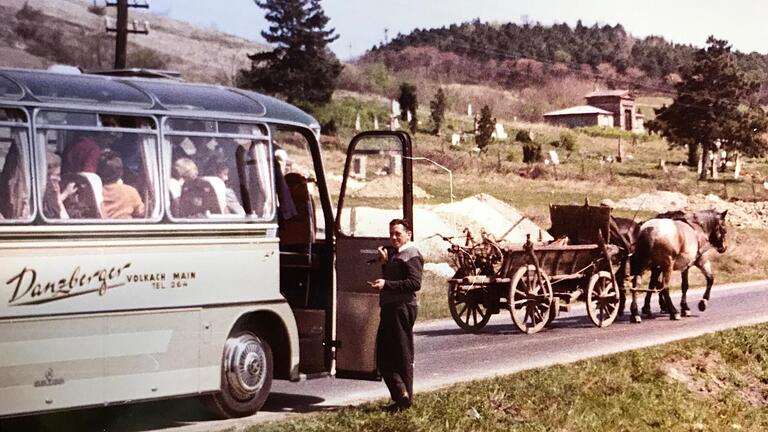 Irgendwo in Ungarn: Senior Andreas Danzberger mit seinem Volkacher Reisebus bei einer Rast.