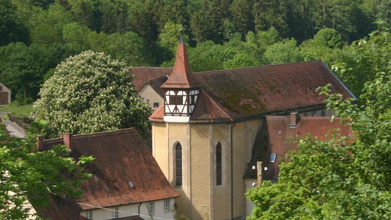 Von Wäldern umgeben, liegt die Klosterkirche Frauental malerisch im Tal der Steinach. Von Wäldern umgeben, liegt die Klosterkirche Frauental malerisch im Tal der Steinach.