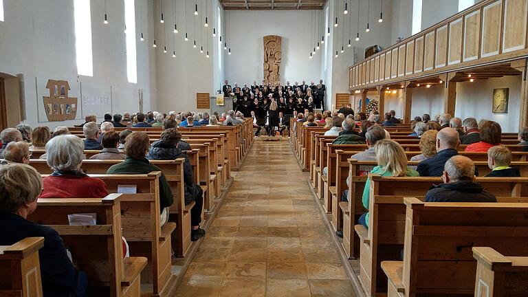 Auf dem Foto die Kirchengemeinde in der Christuskirche sowie vorne die Evang. Kantorei und der Posaunenchor Heilig´s Blech. Auf dem Foto die Kirchengemeinde in der Christuskirche sowie vorne die Evang. Kantorei und der Posaunenchor Heilig´s Blech.
