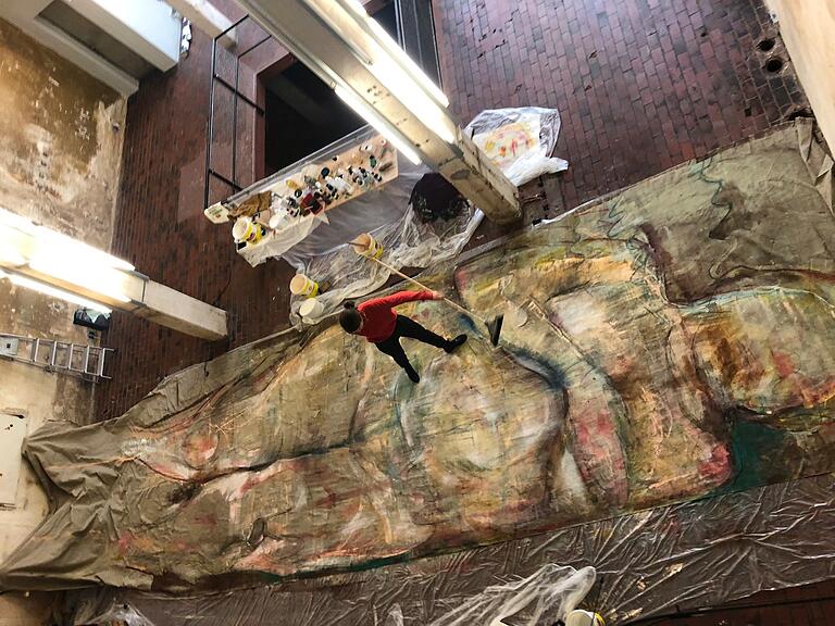 Eigens für die Triennale in Schweinfurt entsteht eine der großformatigen Arbeiten der in Schweinfurt geborenen Künstlerin Lisa Wölfel, hier zu sehen bei der Arbeit im Kesselhaus Bamberg. Eigens für die Triennale in Schweinfurt entsteht eine der großformatigen Arbeiten der in Schweinfurt geborenen Künstlerin Lisa Wölfel, hier zu sehen bei der Arbeit im Kesselhaus Bamberg.