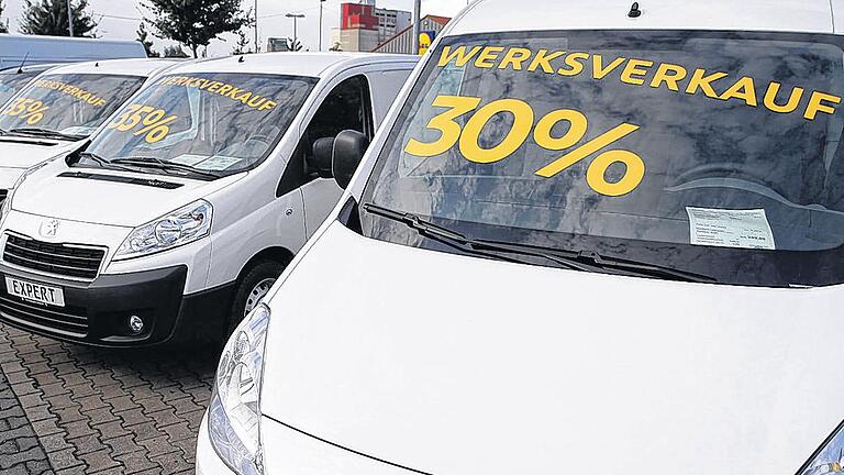 Autohändler bietet Neuwagen mit hohem Rabatt an: Wer günstig ein Auto kaufen möchte, hat derzeit so gute Chancen wie lange nicht. Autohändler bietet Neuwagen mit hohem Rabatt an: Wer günstig ein Auto kaufen möchte, hat derzeit so gute Chancen wie lange nicht.