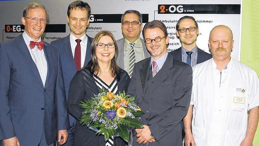 Ärzte-Team ist wieder komplett: Dr. Marco Börner (Dritter von rechts) ist der neue Chefarzt der Abteilung für Unfall- und Wirbelsäulenchirurgie sowie Orthopädie an der Geomed-Klinik in Gerolzhofen. Das Bild zeigt den Nachfolger des ausgeschiedenen Dr. Leonard Olsinski mit (von links) dem Ärztlichen Direktor Dr. Manfred Klein, Landrat Florian Töpper, Börners Partnerin Andrea Singer, Geomed-Geschäftsführer Wolfgang Schirmer, Gerolzhofens Bürgermeister Thorsten Wozniak und dem Betriebsratsvorsitzenden Toni Niedermeier.