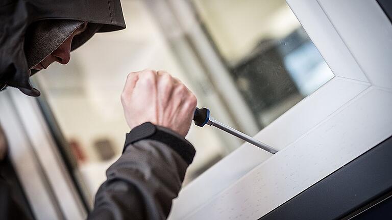 Kriminalität       -  Ein Mann demonstriert in einer polizeilichen Beratungsstelle, wie Einbrecher mit Hilfe eines stabilen Schraubenziehers ein geschlossenes Fenster von außen öffnen. Der Raum Gemünden blieb 2017 von Einbrechern fast verschont. Nur einen gescheiterten Einbruchsversuch registrierte die Polizei.