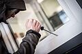 Kriminalität       -  Ein Mann demonstriert in einer polizeilichen Beratungsstelle, wie Einbrecher mit Hilfe eines stabilen Schraubenziehers ein geschlossenes Fenster von außen öffnen. Der Raum Gemünden blieb 2017 von Einbrechern fast verschont. Nur einen gescheiterten Einbruchsversuch registrierte die Polizei.