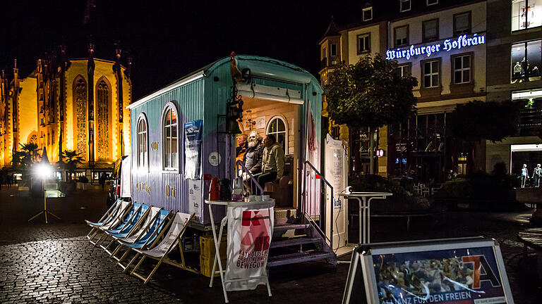 Auch im vergangenen Jahr stand die Bauwagenkirche auf dem Marktplatz während der Nacht der offenen Kirche. Auch im vergangenen Jahr stand die Bauwagenkirche auf dem Marktplatz während der Nacht der offenen Kirche.