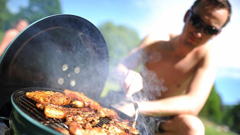 34zt1434.jpeg       -  Ein Grillabend zählt für viele zu den Highlights des Sommers. Wird man von Freunden eingeladen, bringt man auch etwas fürs Grillbuffet mit.