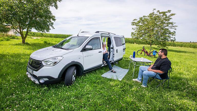 Charlotte Wahler mit Alpacacamping-Gründer Christopher Feuerlein auf einem Stellplatz in Muthenroth.&nbsp;