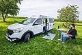 Charlotte Wahler mit Alpacacamping-Gründer Christopher Feuerlein auf einem Stellplatz in Muthenroth.&nbsp;