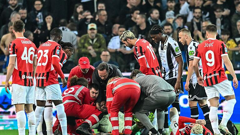 Udinese Calcio - AC Mailand - Bei einem heftigen Zusammenprall hat sich Milan-Torwart Mike Maignan verletzt. Udinese Calcio - AC Mailand - Bei einem heftigen Zusammenprall hat sich Milan-Torwart Mike Maignan verletzt.