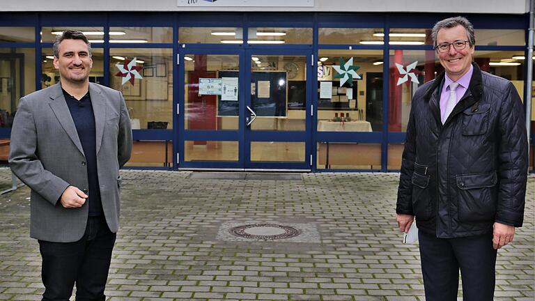 Vor dem Eingang der Mittelschule Veitshöchhei: Der neue Rektor Florian Viering (links) und Bürgermeister Jürgen Götz, der sich vor Ort ein Bild vom Stand der Digitalisierung an der Schule machte.