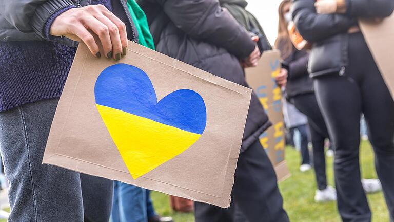 Solidarität mit der Ukraine: In der Region Würzburg werden die Vorbereitungen für die Aufnahme von Flüchtlingen konkreter.&nbsp; Das Bild entstand bei der Solidaritätskundgebung am Samstag in Würzburg.