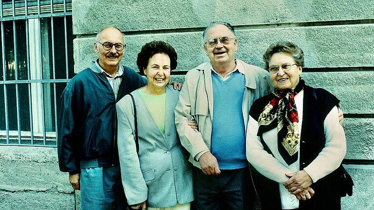 Im Jahr 1998 besuchten die Kinder von Otto und Anna Seidel die frühere Universitätsaugenklinik, in der sie ihre Jugend verbracht hatten. Das Bild zeigt (von links) Walter Seidel sowie die bereits verstorbenen&nbsp; Maria Tamm, Hermann Seidel und Elsa Fersch.