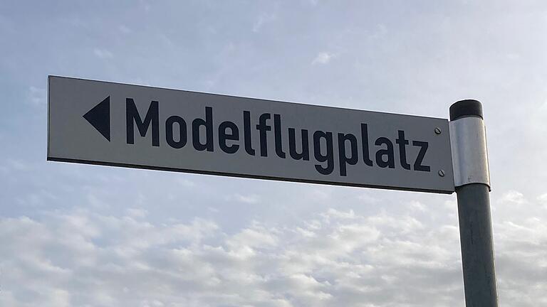 Hier geht es in Richtung Modellflugplatz. Dieses Schild steht im Industriegebiet am Altenberg in Bad Neustadt.&nbsp;