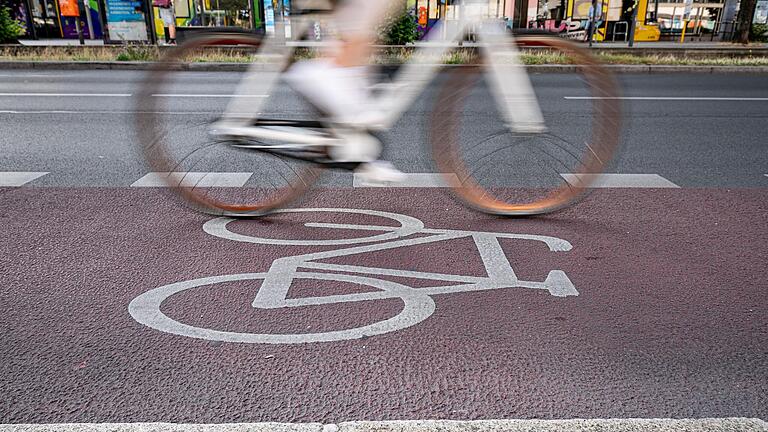 Auch in den Orten des Landkreises Schweinfurt soll das Radfahren attraktiver und sicherer werden. Eine Möglichkeit sind farbige Markierungen von Radwegen innerorts (Symbolbild.)