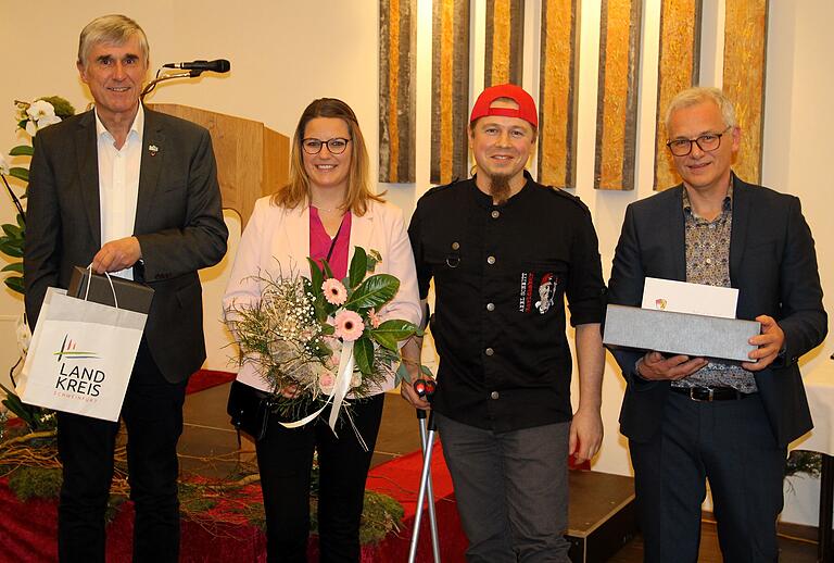 Weil Axel Schmitt und seine Frau Eva den Bundesehrenpreis vom Zentralverband des Bäckerhandwerks erhielten, wurden sie beim Neujahrsempfang von Frankenwinheims Bürgermeister Herbert Fröhlich (rechts) und stellvertretendem Landrat Thomas Vizl (links) ausgezeichnet. Weil Axel Schmitt und seine Frau Eva den Bundesehrenpreis vom Zentralverband des Bäckerhandwerks erhielten, wurden sie beim Neujahrsempfang von Frankenwinheims Bürgermeister Herbert Fröhlich (rechts) und stellvertretendem Landrat Thomas Vizl (links) ausgezeichnet.