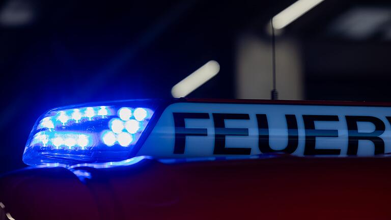 Feuerwehr bei Einsatz       -  Die Polizei ermittelt wegen schwerer Brandstiftung in Lauf an der Pegnitz. (Symbolbild)