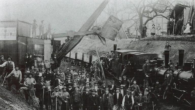 Ab dem Jahr 1919 wurde die Eisenbahnstrecke Hammelburg - Bad Kissingen (rechts Hüterturm) gebaut. Foto: Privatarchiv Josef Kirchner/ Erich Hutzelmann - Ab dem Jahr 1919 wurde die Eisenbahnstrecke Hammelburg - Bad Kissingen (rechts Hüterturm) gebaut. Foto: Privatarchiv Josef Kirchner/ Erich Hutzelmann Ab dem Jahr 1919 wurde die Eisenbahnstrecke Hammelburg - Bad Kissingen (rechts Hüterturm) gebaut. Foto: Privatarchiv Josef Kirchner/ Erich Hutzelmann - Ab dem Jahr 1919 wurde die Eisenbahnstrecke Hammelburg - Bad Kissingen (rechts Hüterturm) gebaut. Foto: Privatarchiv Josef Kirchner/ Erich Hutzelmann