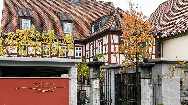 Franz Daniel Pastorius war der erste offizielle deutsche Einwanderer. Sein Geburtshaus steht in Sommerhausen und gehört der Winzerfamilie Steinmann.