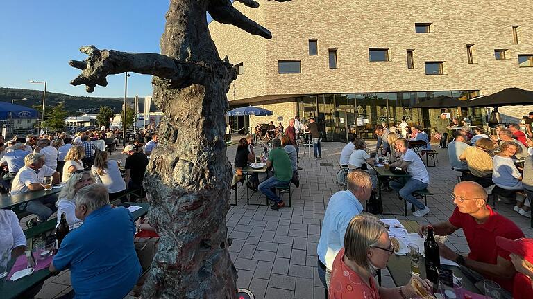 Viele Gäste wünschten sich eine Fortsetzung im kommenden Jahr und erfreuten sich an der tollen Atmosphäre vor der Stadthalle.