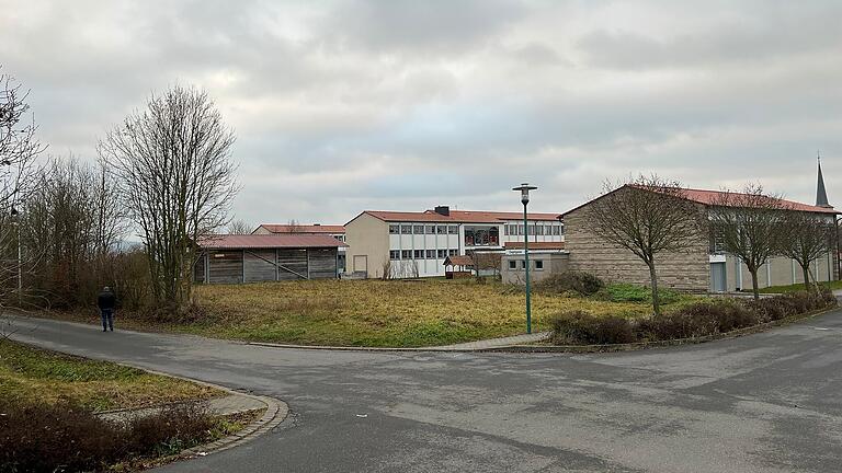 Hinter der Schulturnhalle soll der neue Kindergarten der Marktgemeinde gebaut werden.