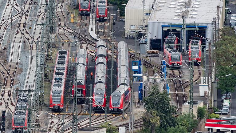 Blick auf den Hauptbahnhof in Würzburg von der Steinburg aus:&nbsp;Auf der 327 Kilometer langen Trasse zwischen Hannover und Würzburg fahren täglich 110 Fernzüge.