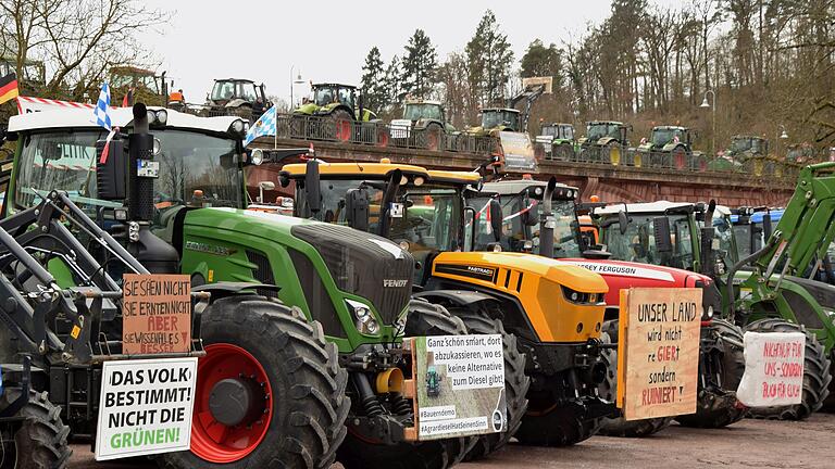 Die an der Marktheidenfelder Kundgebung teilnehmenden Landwirte stellten ihre Traktoren nicht nur auf der Martinswiese ab, sondern auch auf der Alten Mainbrücke, dem Radweg in Richtung Hafenlohr und dem parallel dazu verlaufenden sogenannten Aufstieg.