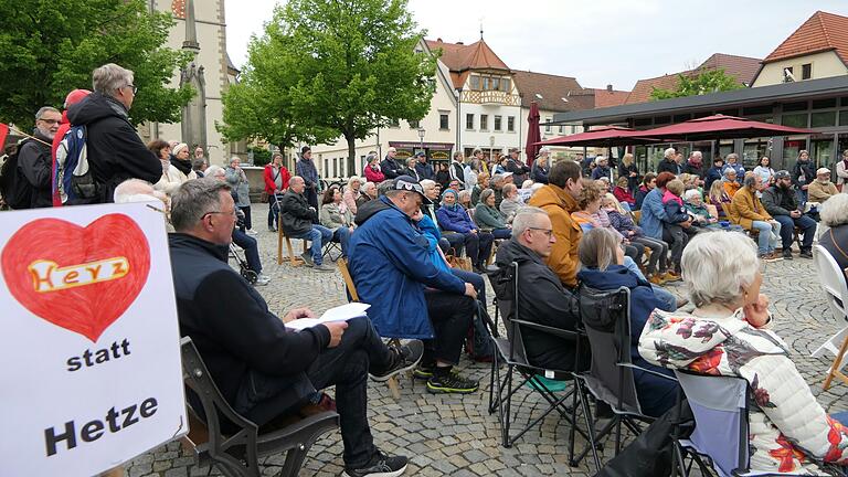 'Herz statt Hetze': Hinter diesem Ansinnen standen, beziehungsweise saßen, die Teilnehmerinnen und Teilnehmer einer Veranstaltung für Demokratie am Mittwochabend auf dem Haßfurter Marktplatz.