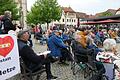 'Herz statt Hetze': Hinter diesem Ansinnen standen, beziehungsweise saßen, die Teilnehmerinnen und Teilnehmer einer Veranstaltung für Demokratie am Mittwochabend auf dem Haßfurter Marktplatz.