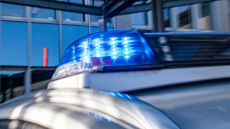 Blaulicht       -  Ein Blaulicht leuchtet auf dem Dach eines Polizeiwagens.